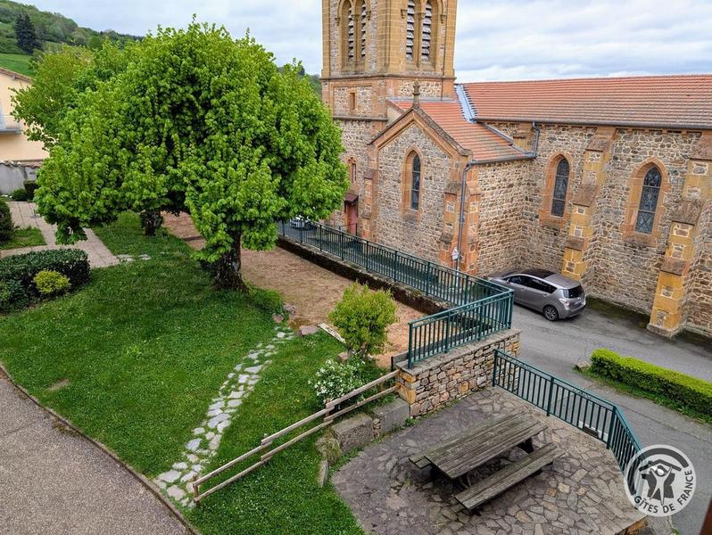 Grand Gîte communal - 15 personnes à Affoux - centre du village, en Haut Beaujolais, dans le Rhône : vue sur l\'église depuis une des chambres.