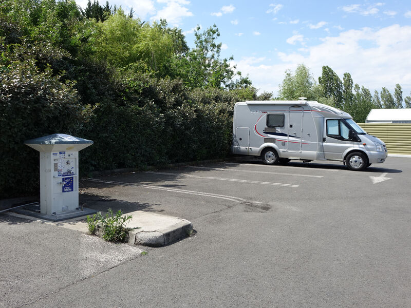 Vue de la borne et dun camping-car