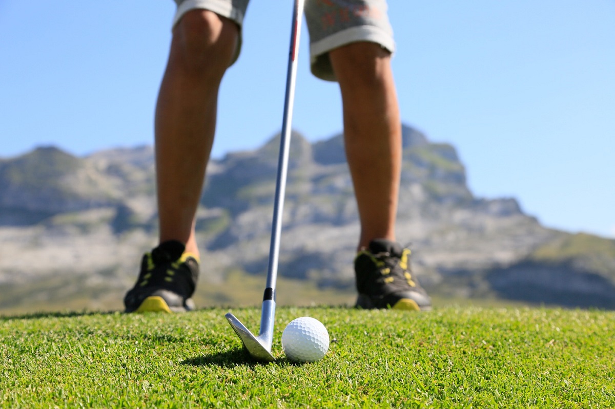 Préparation d'un golfeur avant la frappe.