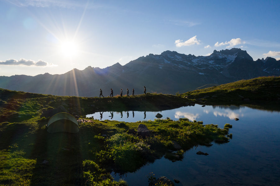 Amis au bord du lac Blanc au couché de soleil