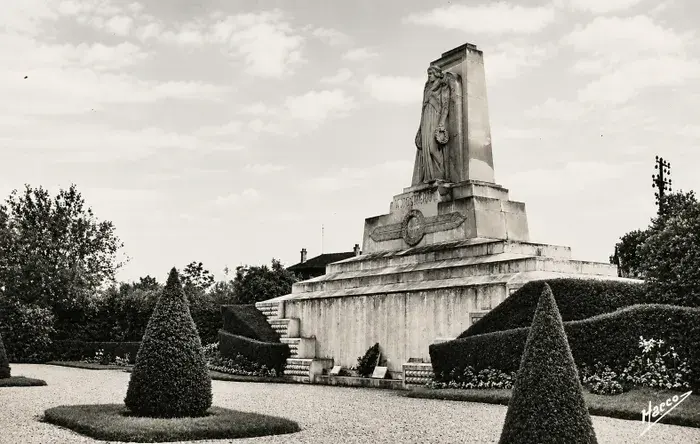Photographie en noir et blanc d'un monument aux morts 