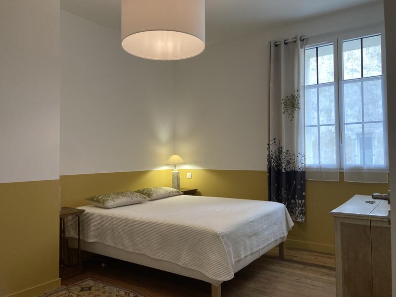 Une chambre avec un lit double
