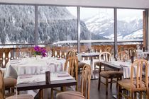 Salle à  manger avec vue sur les montagnes en hiver