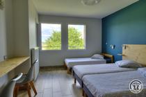 Grand Gîte "l'Amandier" - 15 personnes à Salles Arbuissonnas en Beaujolais dans le Rhône : tablette/bureau dans la chambre 5 personnes à l'étage.