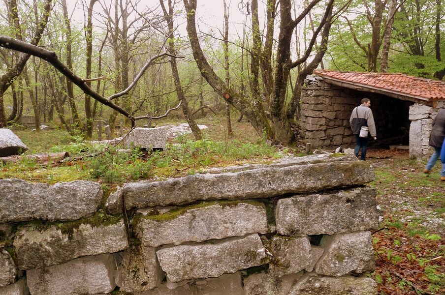 Ancien atelier de granitier - Sentier de Veyrières