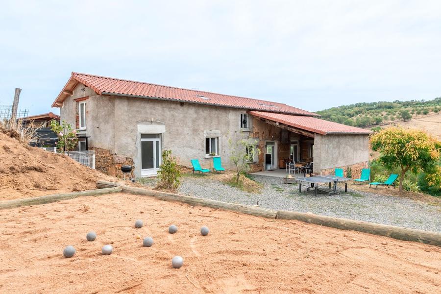 terrain de pétanque et table ping pong