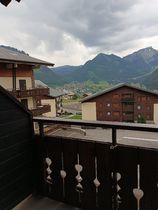 Vue sur les montagnes et le village depuis le balcon