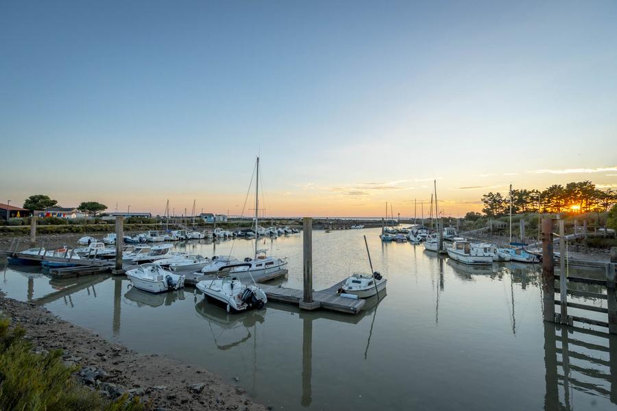 Le port du Plomn, au coucher du soleil avec des bateaux amarés.