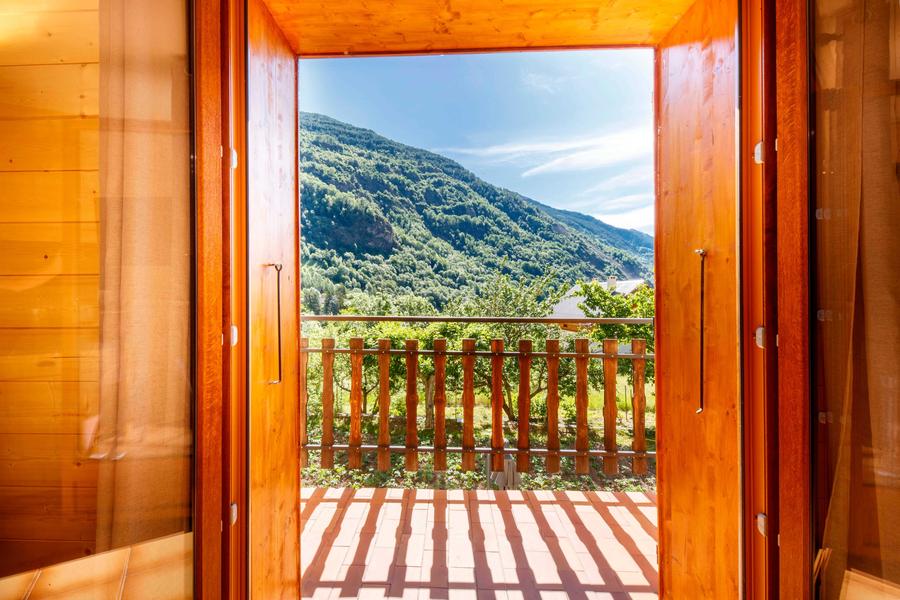 Gîte Les Rosiers-Accès au balcon-Saint-Étienne-de-Tinée-Gîtes de France des Alpes-Maritimes vue sur la vallée de la Tinée entourée de hauts sommets j'usqua 3031m le Ténibre