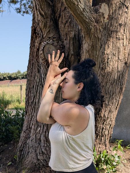 Femme faisant du yoga 