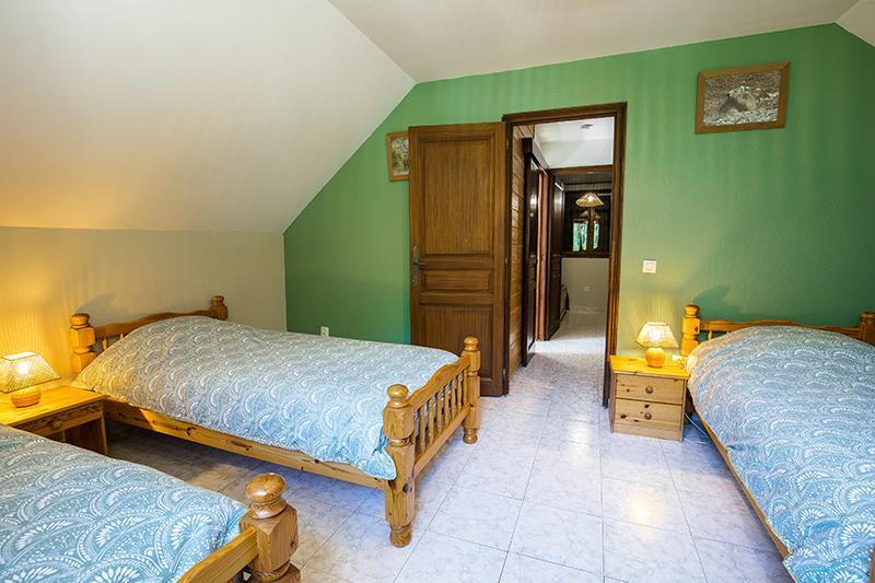 Gîte Les Cytises-Entrée chambre Lits simples-Saint-Étienne-de-Tinée-Gîtes de France des Alpes-Maritimes
