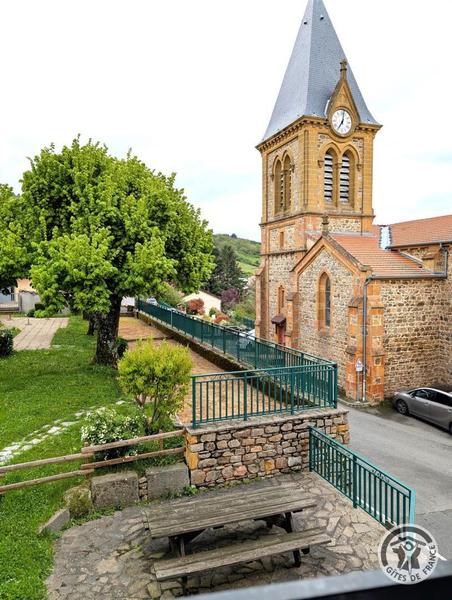 Grand Gîte communal - 15 personnes à Affoux - centre du village, en Haut Beaujolais, dans le Rhône :Vue sur le village depuis le GITE.