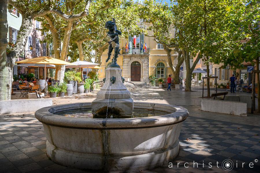 Place de la Libération à Collobrières