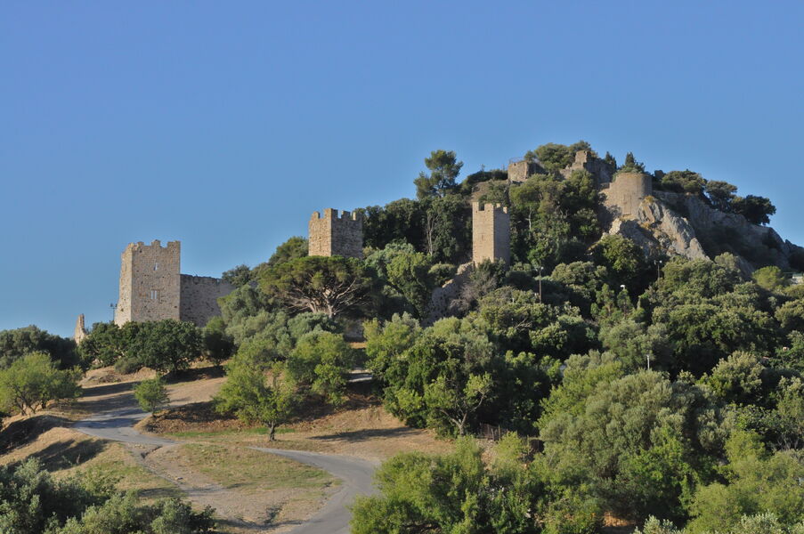 Remparts et vestiges du château des Seigneurs de Fos