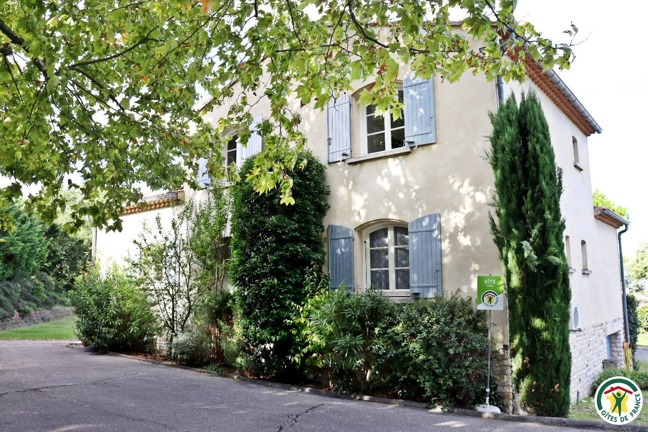 Places de stationnement ombragées devant la maison