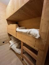 Coin chambre d'enfants avec lits superposés, intérieur bois