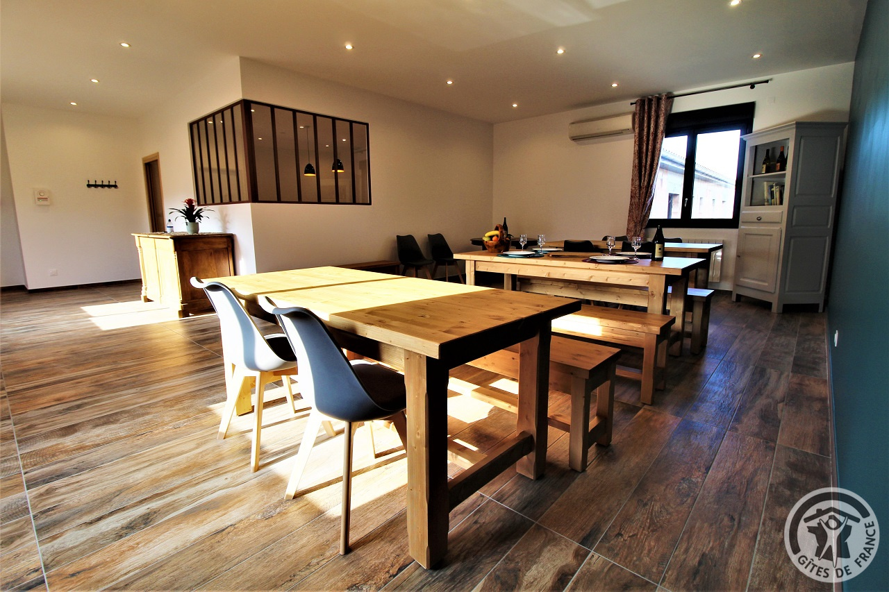 Gîte de Saint Pré - grand gîte pour 15 personnes à Pommiers (Rhône - Beaujolais - proximité de Villefranche s/Saône) : salle à manger avec tables, chaises et bancs