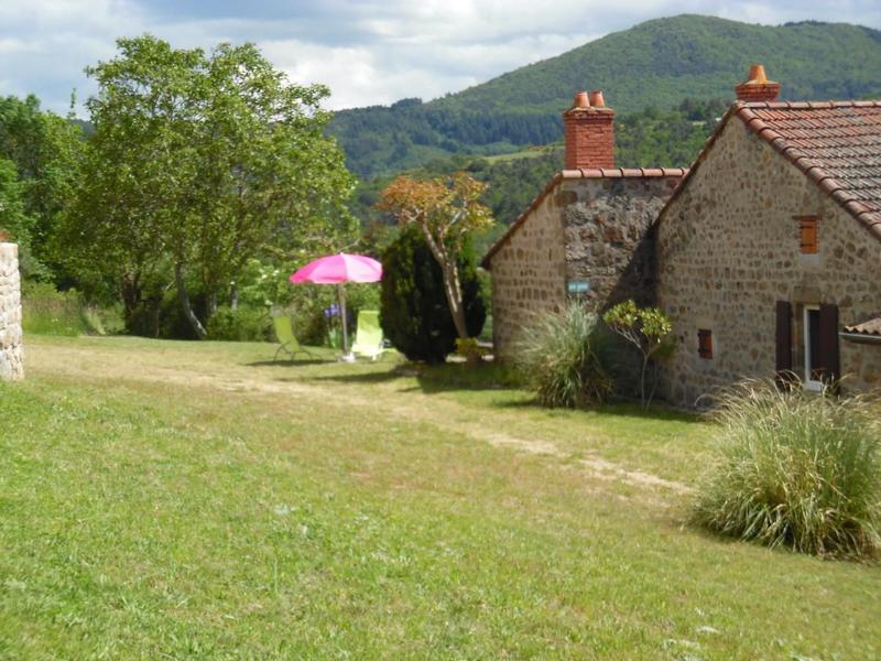 Jardin et vue extérieure du gîte