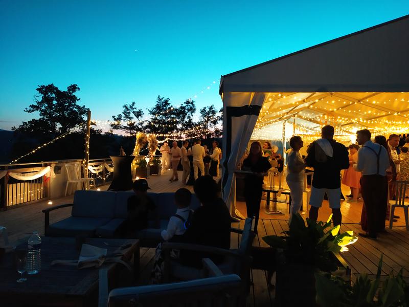 Chapiteau et sa terrasse de nuit