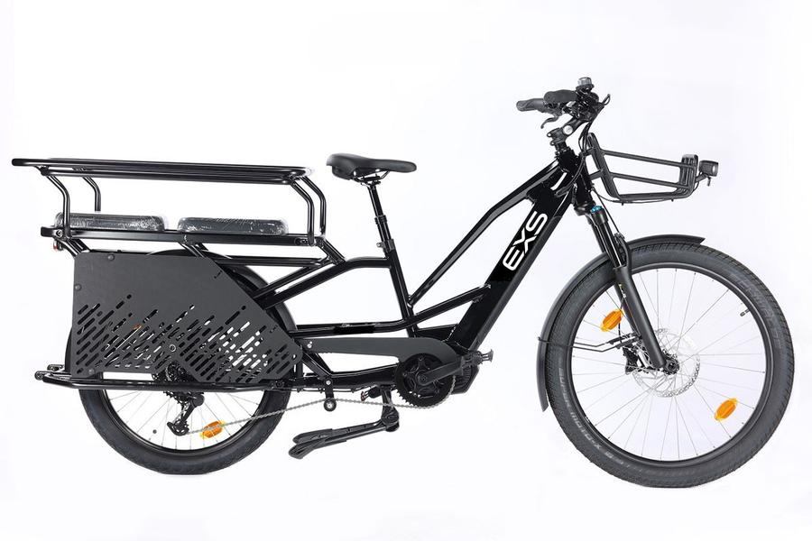 Un vélo cargo sur fond blanc.