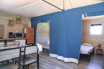 Pièce de vie chalet toilé camping Bords du Guiers