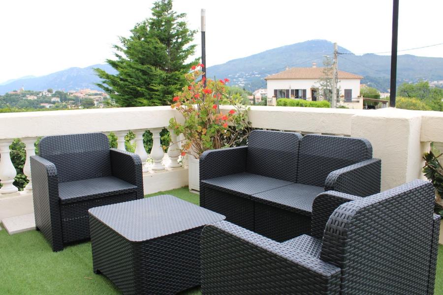 Terrasse de 40 m2  vue panoramique sur les Alpes . Salon de jardin- Villa Madeleine - Gîtes de France Colomars