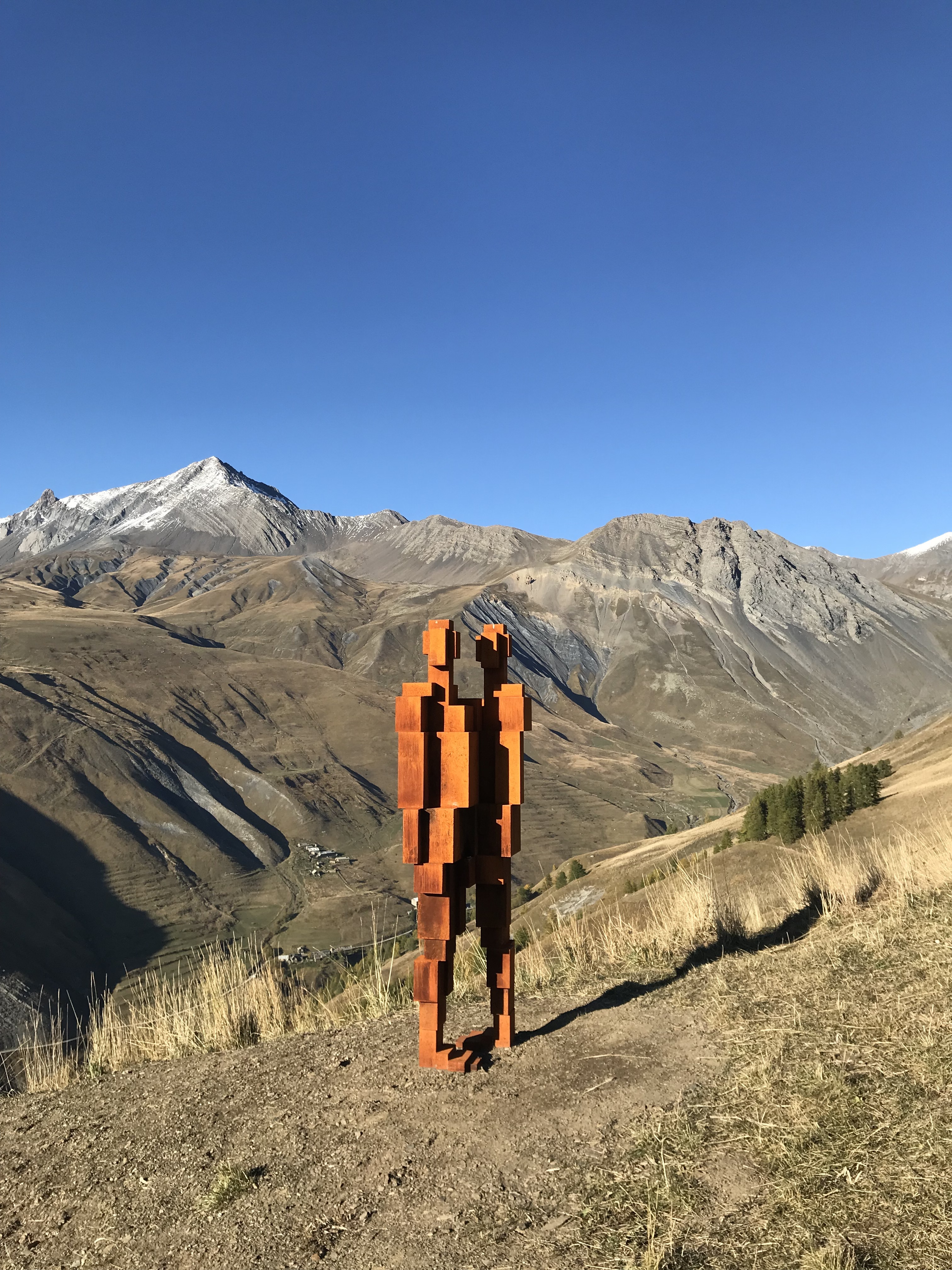 La statue créée par Antony Gormley et commandée par l'association BRUUUR