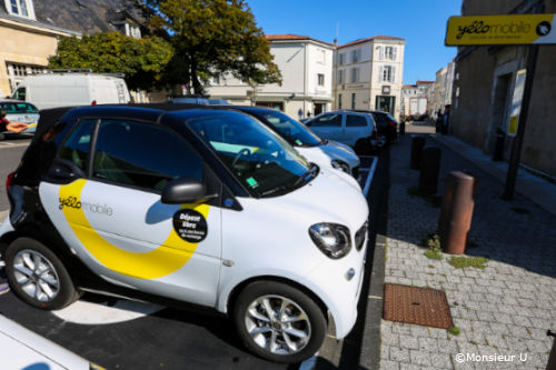 Yelomobile Smart garée sur une place réservée