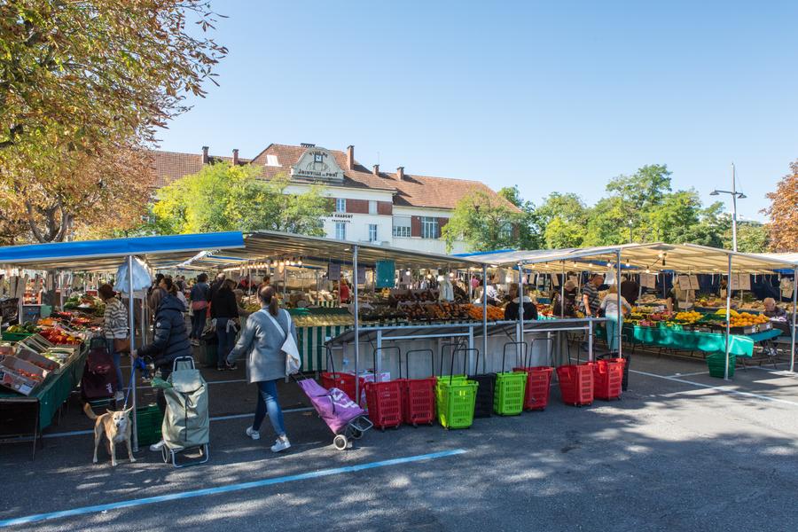 place du marché avec les étalages de fruits et légumes à Joinville-le-Pont 