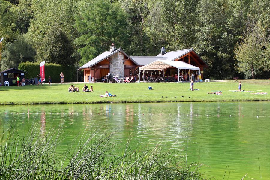 Le restaurant au bord du plan d'eau