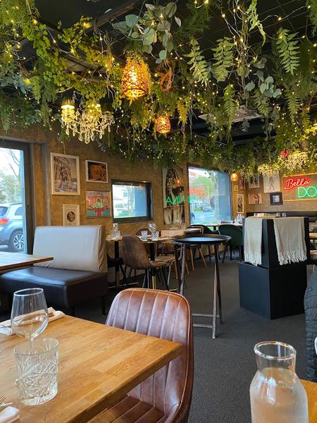 Salle de restaurant avec plafond végétalisé