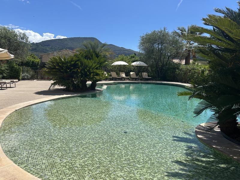 piscine lagon commune avec plage en pente douce