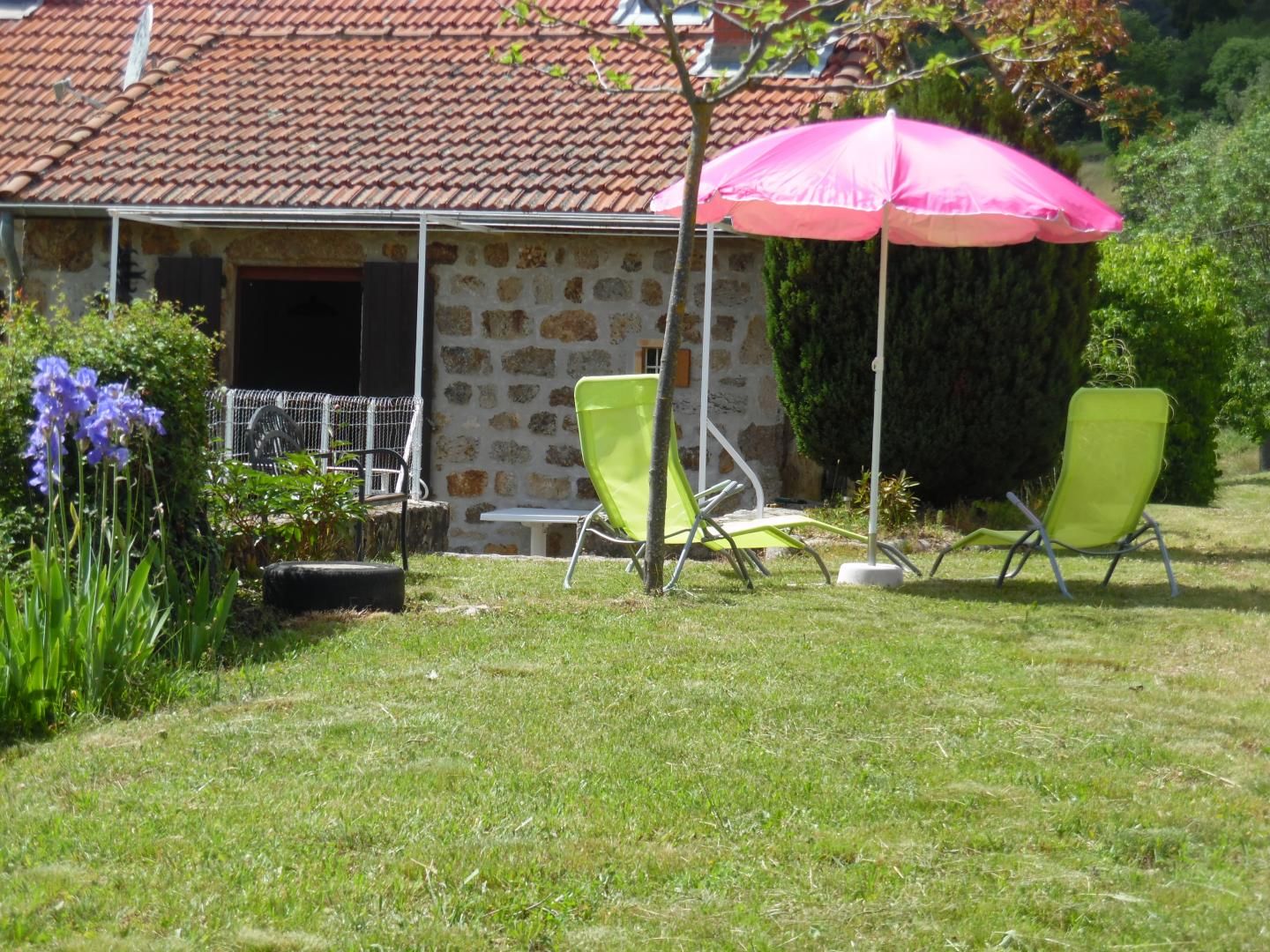 Détente dans le jardin devant le gîte