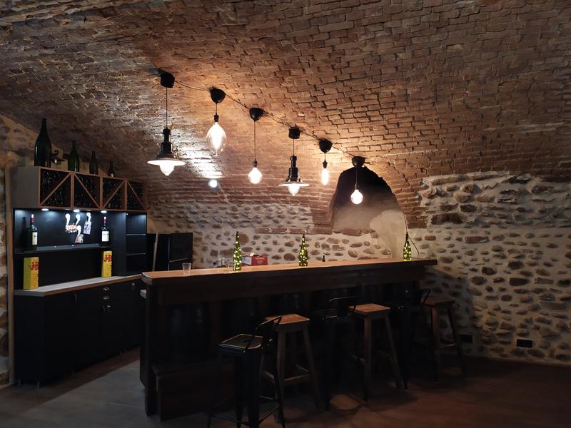 Bar de la cave voutée de nuit