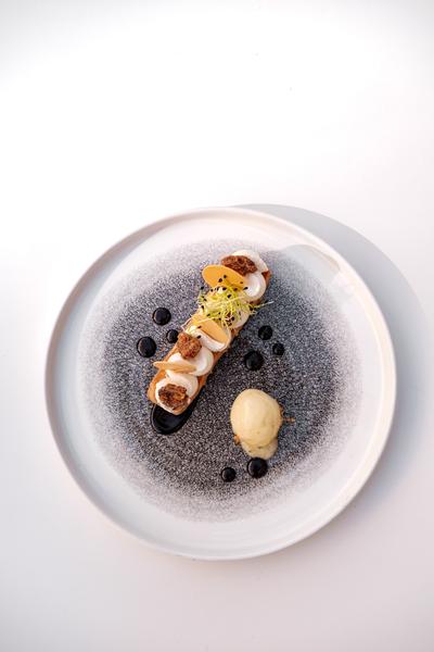 un dessert sur un fond blanc.