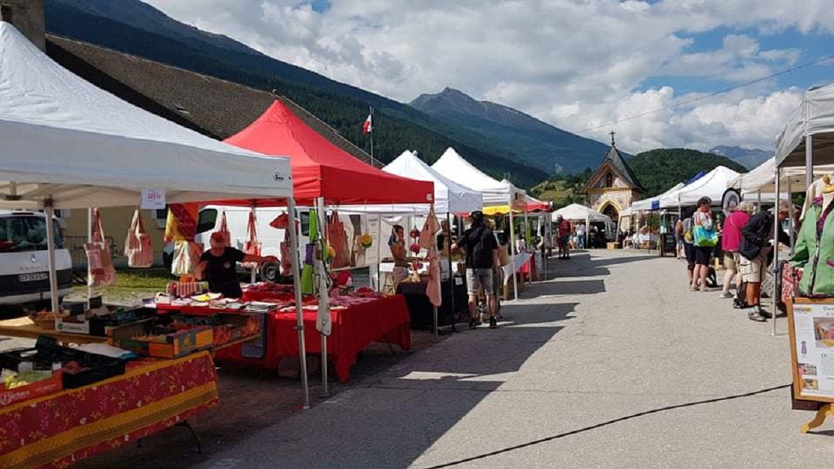 Le marché sur la place de l'église