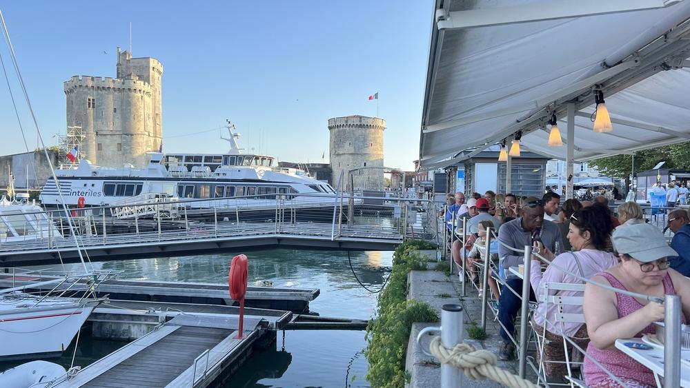 La terrasse, en bord de port et de ses bateaux.