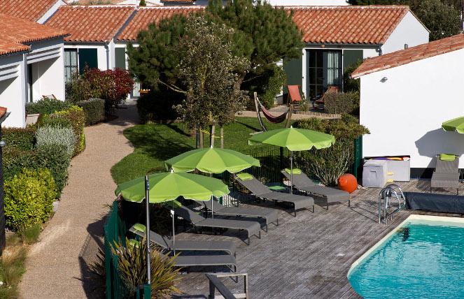 Vue aérienne entre jardin et piscine