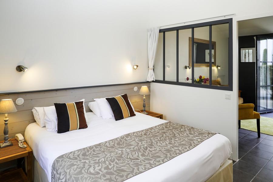 Chambre avec lit double de la suite « Côté jardin »