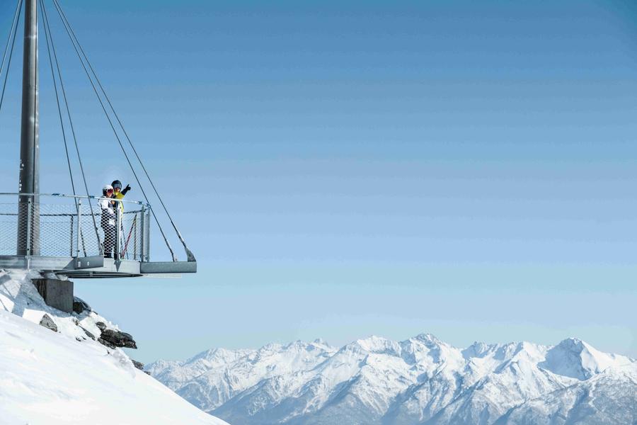 Deux personnes admirent le paysage