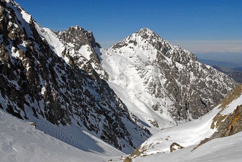 Le col de Fenestre (2462 m), et la cime du Lombard (2842 m), à la fin de l'hiver.