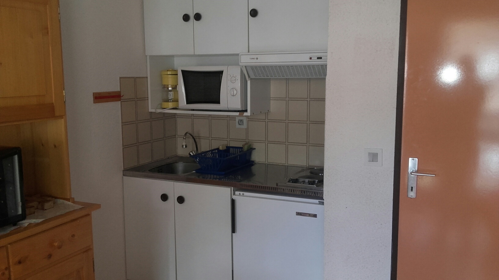 Le coin cuisine fonctionnel du studio des 3 marmottes au Col de Rousset.