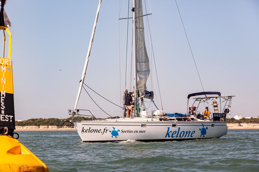 Participants hissant la grande voile