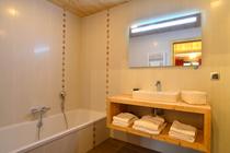 salle de bain privative avec baignoire et  douche    