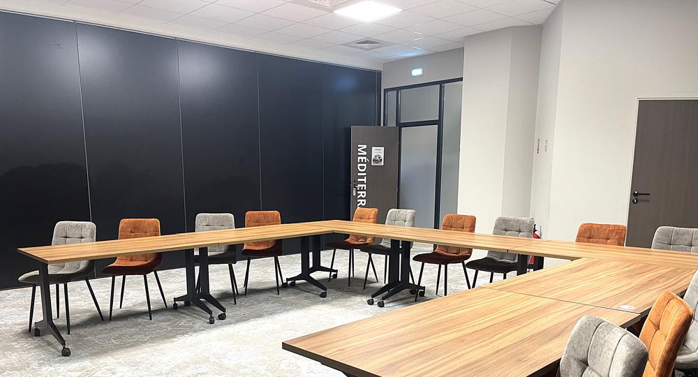 Notre Espace Méditerranée est une salle de réunion réservable à la demi-journée ou à la journée, offrant une capacité d’accueil de 14 personnes. Ce lieu est idéal pour vos réunions stratégiques, ateliers ou sessions de travail collaboratif.