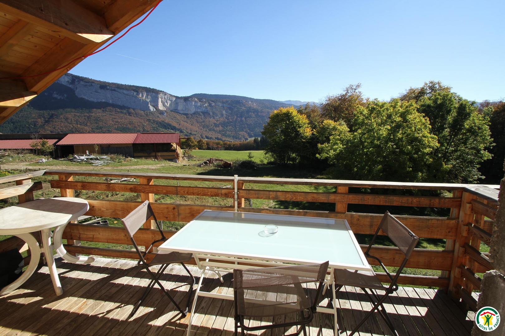Balcon/terrasse mitoyen à un autre gîte.
Table/chaises et plancha électrique