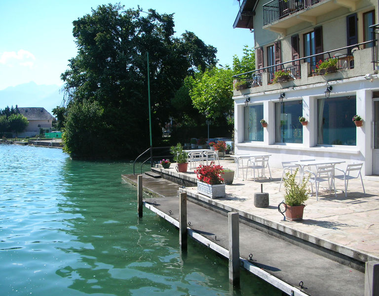 Hôtel restaurant les pieds dans l'eau du lac d'Annecy