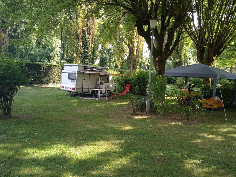 Camping municipal* La Rivoirette - Morestel - Viarhôna - Balcons du Dauphiné