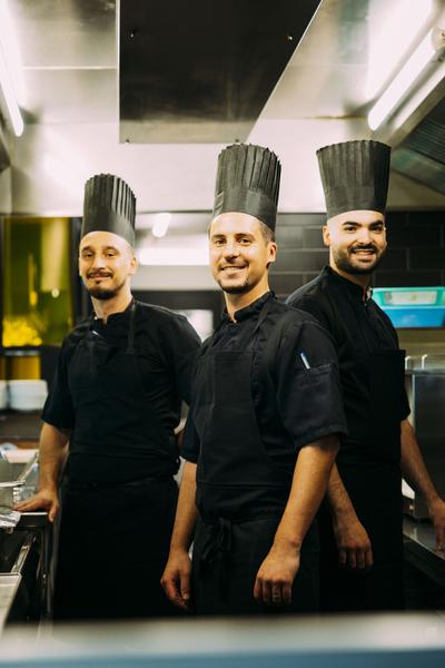Trois cuisiniers du restaurant