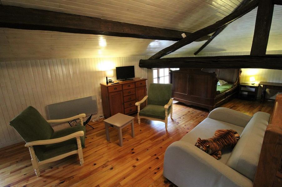 Le Gîte du Cèdre bleu à Ronno (Rhône - région Lac des Sapins) : grande pièce à l\'étage comportant coin-salon et coins-nuit.